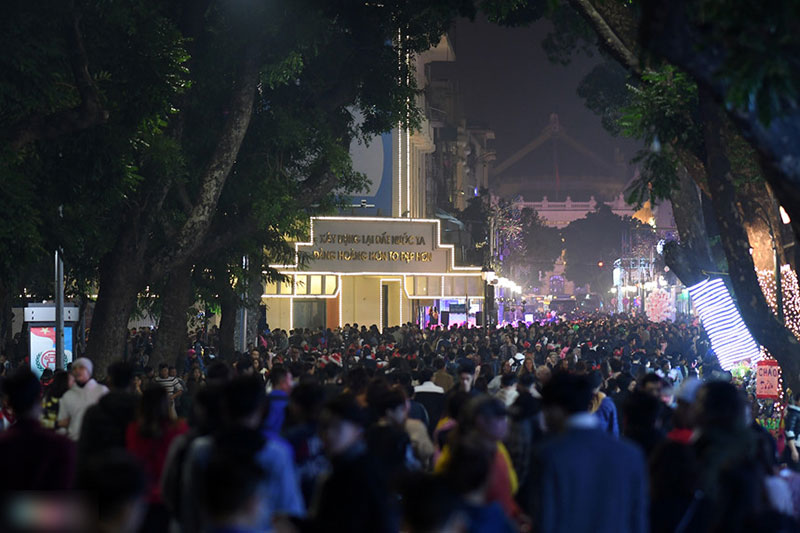 Biển người ra đường đón Giáng sinh